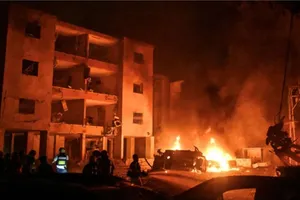 Hiện trường vụ tấn công bằng tên lửa từ Iran vào Haifa của Israel vào đêm 15-6. Ảnh: Aljazeera