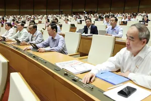 Đại biểu Quốc hội bấm nút biểu quyết thông qua luật, sáng 16-6. Ảnh: QUANG PHÚC