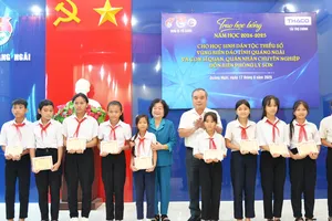 Nguyên Phó Chủ tịch nước Trương Mỹ Hoa trao học bổng cho học sinh Quảng Ngãi
