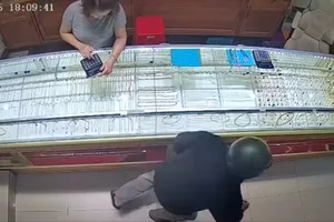 Lâm Đồng: Bắt nghi phạm cướp giật tiệm vàng