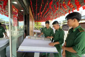 Các chiến sĩ Đồn Biên phòng Sơn Trà tham quan khu vực trưng bày chuyên đề