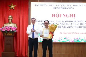 Ông Lê Văn Trung, Chủ tịch Ủy ban MTTQ Việt Nam TP Đà Nẵng trao giải Tập thể có nhiều bài dự thi chất lượng cho Báo và Đài Phát thanh, Truyền hình Đà Nẵng. Ảnh: XUÂN QUỲNH