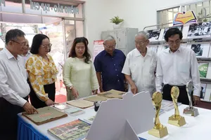 Các đại biểu tham quan tại triển lãm