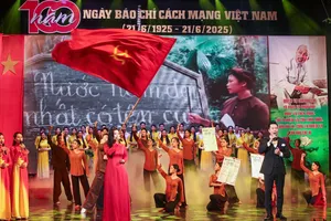 Tiết mục văn nghệ tại chương trình. Ảnh: NAM NGUYỄN