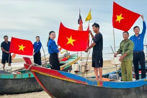 Trao tặng lá cờ Tổ quốc cho bà con ngư dân ở huyện Cẩm Xuyên 