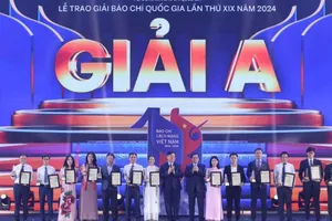 Thủ tướng Phạm Minh Chính và Trưởng Ban Tuyên giáo và Dân vận Trung ương Nguyễn Trọng Nghĩa trao giải A cho các tập thể và cá nhân