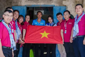 Các chiến sĩ tặng cờ Tổ quốc đến người dân tại đảo Phú Quý