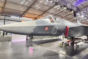 Mô hình tỷ lệ thật của tiêm kích thuộc dự án AMCA trưng bày tại triển lãm hàng không Ấn Độ (Aero India) hồi tháng 2. Ảnh: BQP Ấn Độ