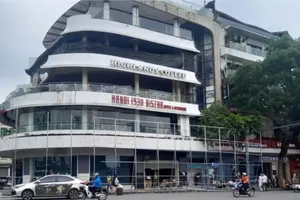 Hà Nội bắt đầu phá dỡ tòa nhà “Hàm cá mập”