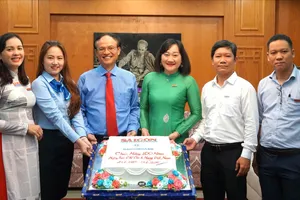 Đại diện SaigonBank tặng quà chúc mừng Báo Sài Gòn Giải Phóng. Ảnh: VIỆT NGA