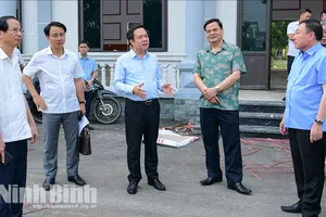 Đồng chí Chủ tịch UBND tỉnh Phạm Quang Ngọc kiểm tra công tác chuẩn bị các điều kiện cho việc vận hành đơn vị hành chính cấp xã mới tại phường Ninh Khánh, thành phố Hoa Lư