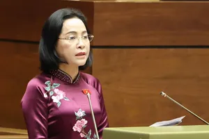 Phó Chủ tịch Quốc hội Nguyễn Thị Thanh trình bày tờ trình tại phiên họp. Ảnh: QUANG PHÚC 