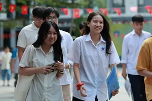 Thí sinh dự thi Kỳ thi tốt nghiệp THPT năm 2025 tại điểm trường THCS Yên Hòa, quận Cầu Giấy, Hà Nội. Ảnh: VIẾT CHUNG