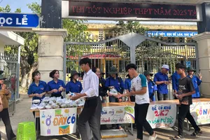 Ấm lòng suất cơm miễn phí cho thí sinh vùng núi Trà Bồng, Quảng Ngãi