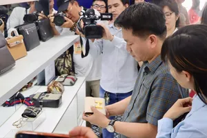 “Phơi bày” 300 món thời trang, mỹ phẩm giả để người dân nhận biết