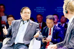 Thủ tướng Phạm Minh Chính trao đổi với Chủ tịch kiêm Tổng giám đốc Điều hành WEF Borge Brende. Ảnh: TTXVN