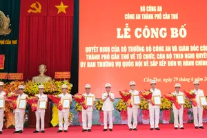 Thừa ủy quyền của Bộ trưởng Bộ Công an, Thiếu tướng Huỳnh Việt Hòa, Giám đốc Công an TP Cần Thơ trao quyết định cho các Phó Giám đốc Công an TP Cần Thơ mới