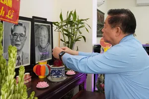 Trưởng Ban Tuyên giáo và Dân vận Trung ương thắp hương tưởng nhớ cố Tổng Bí thư Nguyễn Văn Linh