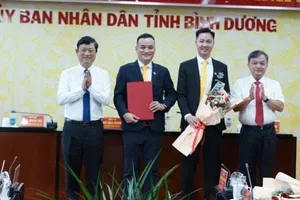 Lãnh đạo UBND tỉnh Bình Dương trao Quyết định chủ trương đầu tư cho các doanh nghiệp 