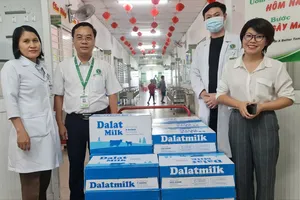 Đại diện Báo Sài Gòn Giải Phóng trao 50 thùng sữa tươi tiệt trùng Dalatmilk tại Bệnh viện Lê Văn Thịnh