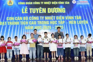 Công ty Nhiệt điện Vĩnh Tân trao thưởng cho các em học sinh là con của cán bộ, công nhân viên của công ty có thành tích cao trong học tập năm 2024-2025