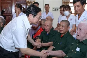 Thủ tướng Chính phủ Phạm Minh Chính thăm, tặng quà tại Trung tâm Điều dưỡng thương binh Kim Bảng, Hà Nam