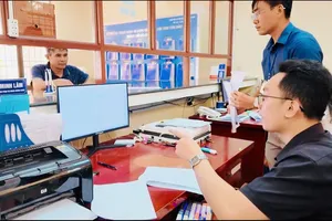 Người dân hồ hởi đi làm thủ tục hành chính