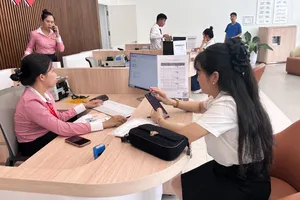 Khách hàng thực hiện giao dịch tại ngân hàng 