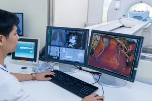 Bác sĩ đang chụp CT cho người bệnh 