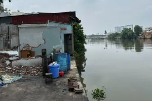 UBND cấp xã xác định đối tượng bồi thường mua bán nhà đất bằng giấy tay