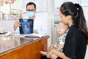 Gắp thành công kim băng ghim vào thực quản của trẻ một tuổi 