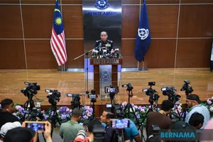 Tổng Thanh tra Cảnh sát Mohd Khalid Ismail thông tin vụ triệt phá với báo giới. Ảnh: Bernama