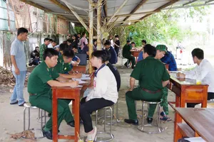 Lực lượng chức năng tỉnh Tây Ninh làm việc với các công dân vừa tiếp nhận từ lực lượng chức năng Campuchia