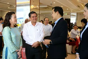 Các đại biểu trao đổi bên hành lang hội nghị