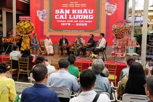 Các khách mời, diễn giả chia sẻ cảm xúc và thông tin về nghệ thuật sân khấu cải lương trong hành trình phát triển cùng đời sống VHNT TPHCM tại buổi ra mắt sách "Sân khấu cải lương TPHCM 1975-2025". Ảnh: THÚY BÌNH