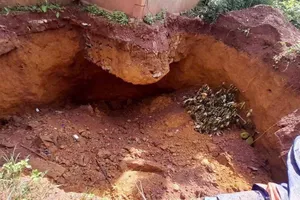 Phú Thọ: Hố tử thần xuất hiện, muốn "nuốt" nhà dân