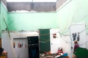 Nhiều căn nhà bị tốc mái, chỉ còn trơ trọi 4 bức tường