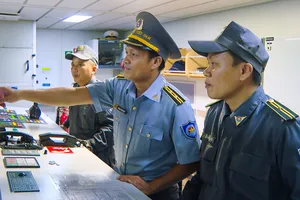 Cán bộ, nhân viên Tàu KN 290 kiểm tra tình trạng hoạt động của máy móc, trang thiết bị