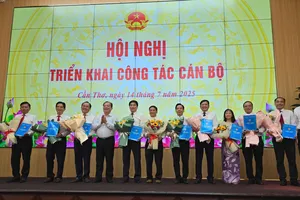 Lãnh đạo TP Cần Thơ trao quyết định và tặng hoa chúc mừng cho các nhân sự vừa được bổ nhiệm