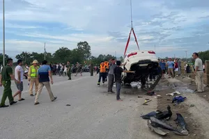 Vụ ô tô lao xuống sông sau va chạm 2 xe máy: Xác định 3 người chết, 3 người bị thương