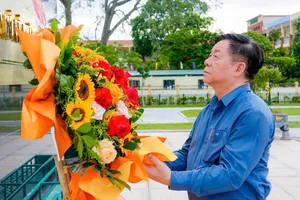 Trưởng Ban Tuyên giáo và Dân vận Trung ương dâng hương tưởng niệm Chủ tịch Hồ Chí Minh và các Anh hùng liệt sĩ 
