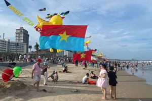 Khách trong và ngoài nước vui chơi tại biển Vũng Tàu. Ảnh: NÔNG NGÂN