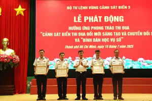 Thiếu tướng Ngô Bình Minh, Tư lệnh Vùng Cảnh Sát biển 3 trao thưởng cho các tập thể có thành tích tốt trong đợt thi đua cao điểm lập công dâng Đảng