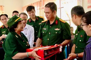 Đại tá Lê Xuân Bình, Phó Tư lệnh, Tham mưu Trưởng Quân khu 7 thăm hỏi, động viên, tặng quà các thương binh tại Trung tâm điều dưỡng Thương binh và người có công Long Đất