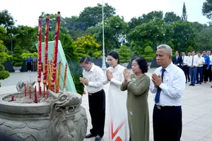 Quỹ "Khởi sự từ tâm" dâng hương tưởng niệm Anh hùng liệt sĩ và tri ân Mẹ Việt Nam Anh hùng