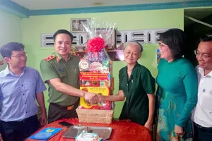 Trung tướng Mai Hoàng thăm, tặng quà các gia đình chính sách tiêu biểu 