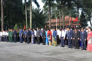 Các đại biểu dành phút mặc niệm tưởng nhớ công lao to lớn của các Anh hùng liệt sĩ