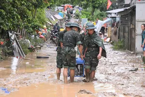 Không kể trời mưa, cán bộ, chiến sĩ Trung đoàn 335 tích cực giúp đỡ nhân dân khắc phục hậu quả bão số 3