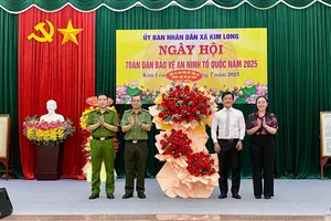 Đại tá Lê Quang Đạo, Phó Giám đốc Công an TPHCM tặng hoa chúc mừng ngày hội. Ảnh: VĂN ANH