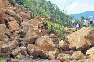 Miền núi phía Bắc: Đá lăn, đất lở, bùn trùm kín đường 